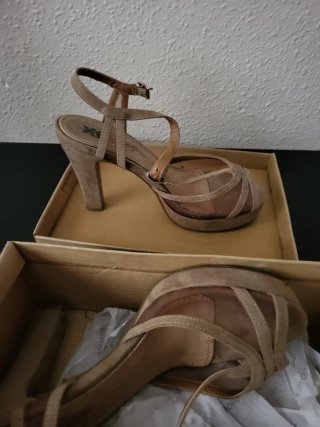 Sandalias de tacón beige y marrón, son  de ante