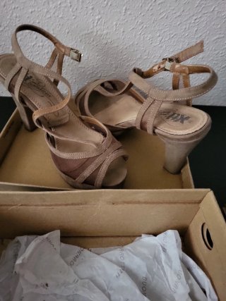 Sandalias de tacón beige y marrón, son  de ante