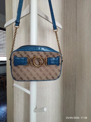 Bolso Guess Beige y Azul. Mide 25cm x 15cm
