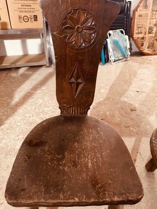 Coppia di antiche sedie in legno intagliato