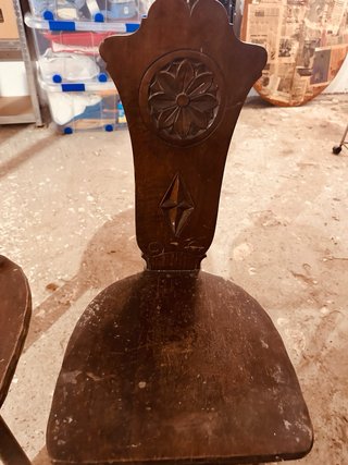 Coppia di antiche sedie in legno intagliato