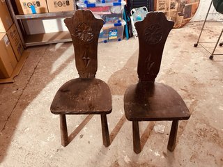 Coppia di antiche sedie in legno intagliato