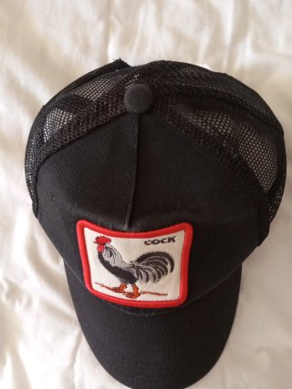 Gorra negra con parche bordado de gallo