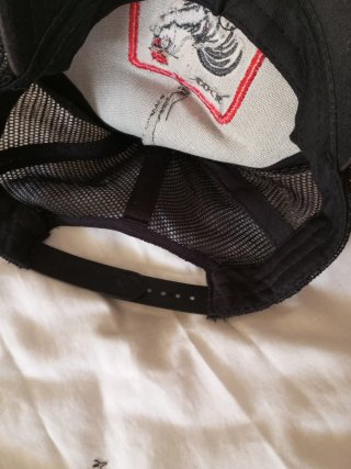 Gorra negra con parche bordado de gallo