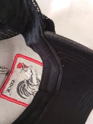 Gorra negra con parche bordado de gallo