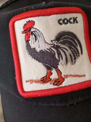 Gorra negra con parche bordado de gallo