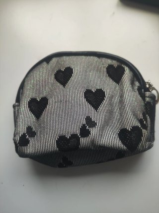 Monedero negro y plateado con corazones