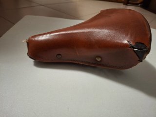 Selle bici vintage in pelle ideali per restauri..