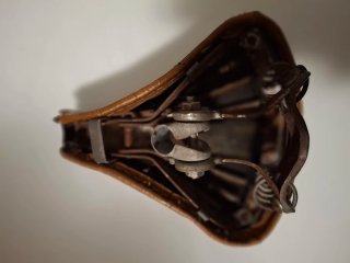 Selle bici vintage in pelle ideali per restauri..