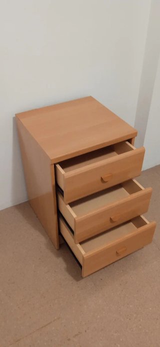 Mesita de noche de madera