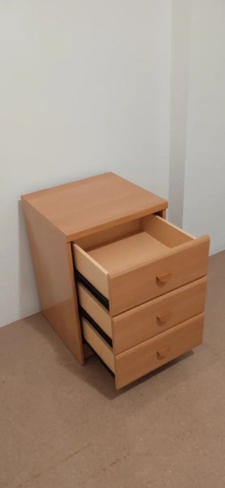 Mesita de noche de madera