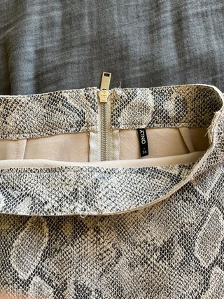Falda estampado serpiente beige y gris