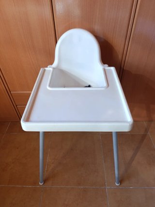 Trona de plástico blanca