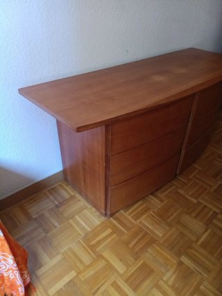 Cómoda de cerezo, va con dos mesitas de noche.