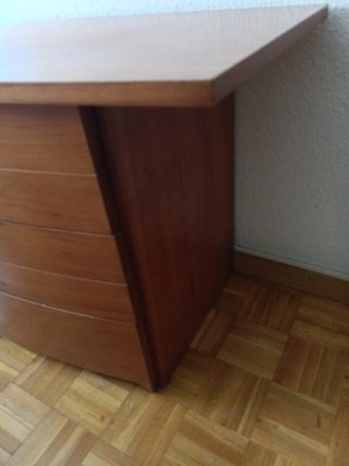 Cómoda de cerezo, va con dos mesitas de noche.