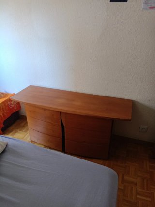 Cómoda de cerezo, va con dos mesitas de noche.