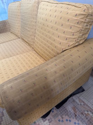 Sofá amarillo de tela