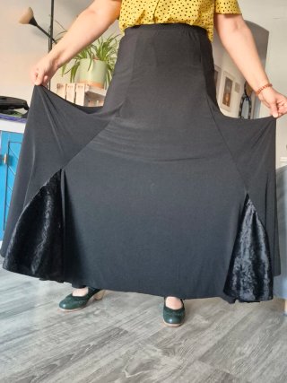 Falda flamenca negra con volantes