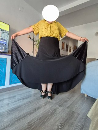 Falda flamenca negra con volantes