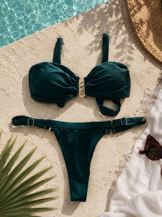 Bikini verde con detalle dorado