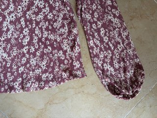Camisa violeta flores volantes hombros
