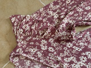 Camisa violeta flores volantes hombros