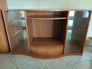 Mueble TV cerezo con vitrinas