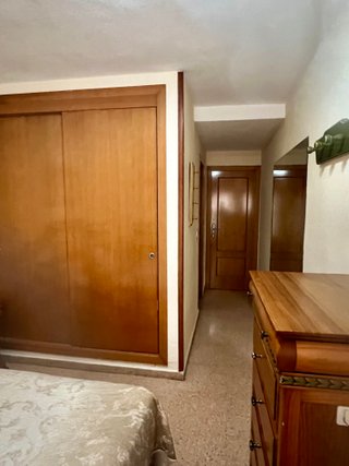 Se alquila habitación amplia con cuarto de baño.