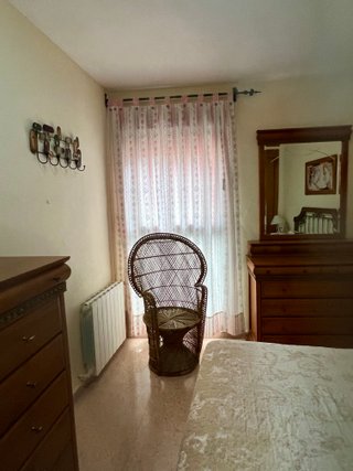 Se alquila habitación amplia con cuarto de baño.
