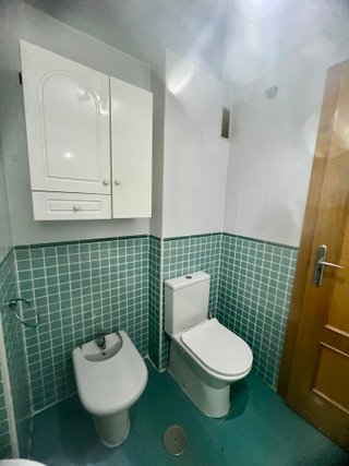 Se alquila habitación amplia con cuarto de baño.