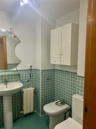 Se alquila habitación amplia con cuarto de baño.