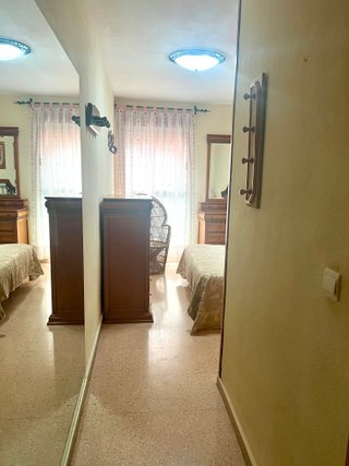 Se alquila habitación amplia con cuarto de baño.