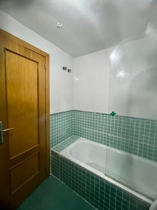Se alquila habitación amplia con cuarto de baño.