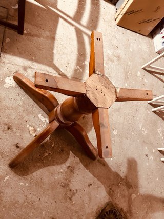 Juego de 4 sillas de madera antiguas y mesa