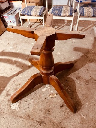 Juego de 4 sillas de madera antiguas y mesa