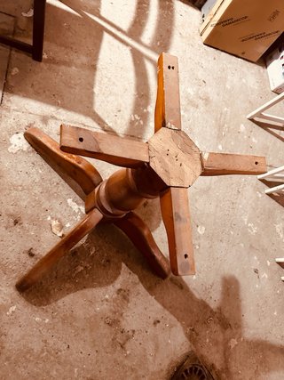 Juego de 4 sillas de madera antiguas y mesa