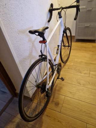 Bici carretera TRIBAN blanca