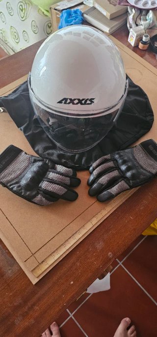 Casco de moto AXXIS blanco con guantes