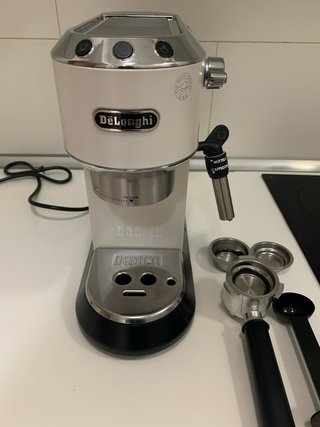 Cafetera DeLonghi Dedica EC685.W Blanca