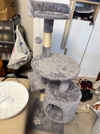 Árbol rascador para gatos gris