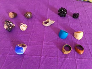 Bisutería variada: pendientes, anillos y colgantes