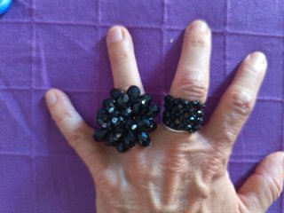 Bisutería variada: pendientes, anillos y colgantes