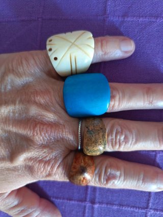 Bisutería variada: pendientes, anillos y colgantes