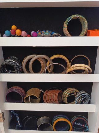 Bisutería variada: pendientes, anillos y colgantes