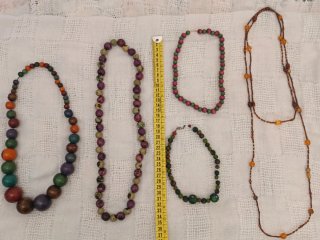 Bisutería variada: pendientes, anillos y colgantes