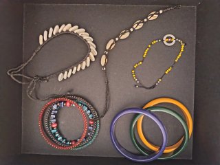 Bisutería variada: pendientes, anillos y colgantes