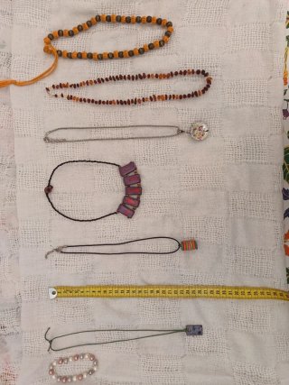 Bisutería variada: pendientes, anillos y colgantes