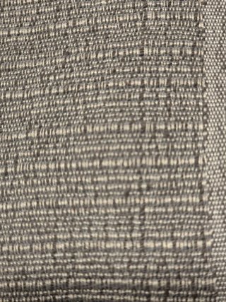 Colcha o funda de sofá gris con flecos