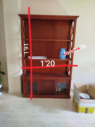 Librería de madera con cristal