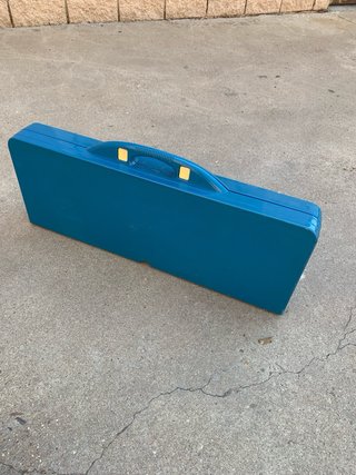 Mesa de camping plegable azul y plateada